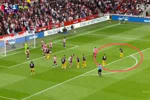 该传的!库尼亚直接打门未传球,B费不满角球进攻仍在与前者交流 该传的!库尼亚直接打门未传球,B费不满角球进攻仍在与前者交流