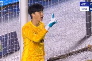 天崩开局…18岁亚泰门将安智诚替补登场首秀 1分钟后被任意球破门 天崩开局…18岁亚泰门将安智诚替补登场首秀 1分钟后被任意球破门