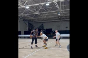 经纪人晒库明加和社区大学球员训练视频:25-26赛季最后的准备 经纪人晒库明加和社区大学球员训练视频:25-26赛季最后的准备