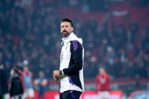 德媒:一名海登海姆球迷从看台跌落受伤,直升机降落在球场上救援 德媒:一名海登海姆球迷从看台跌落受伤,直升机降落在球场上救援