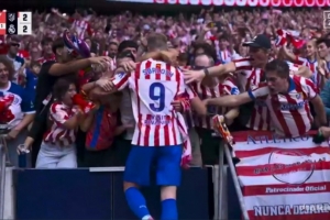 外媒:索尔洛特与球迷一起庆祝但未造成安全隐患,因此没有吃牌 外媒:索尔洛特与球迷一起庆祝但未造成安全隐患,因此没有吃牌