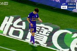 拉伤无法坚持,巴顿上半场尾声伤退,一瘸一拐走下场 拉伤无法坚持,巴顿上半场尾声伤退,一瘸一拐走下场