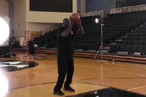 奥胖晒罚球视频:你们准备好沉浸式体验奥尼尔的罚球了吗? 奥胖晒罚球视频:你们准备好沉浸式体验奥尼尔的罚球了吗?