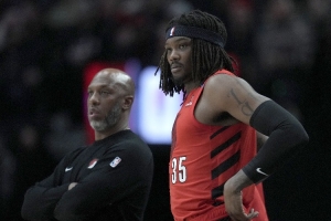 队记:健康的罗威更适合出任克林根的替补 这会压缩杨瀚森的时间 队记:健康的罗威更适合出任克林根的替补 这会压缩杨瀚森的时间