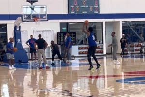 怕不怕?恩比德训练结束后加练三分 手感柔和以五连中收尾 怕不怕?恩比德训练结束后加练三分 手感柔和以五连中收尾