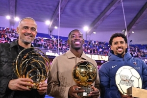 巴黎晒恩里克、登贝莱、马尔基尼奥斯+三奖项合影:集体的力量 巴黎晒恩里克、登贝莱、马尔基尼奥斯+三奖项合影:集体的力量