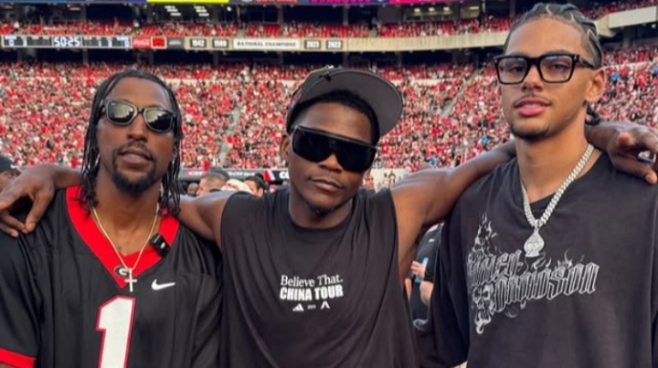 华子重返母校看球 还不忘穿“China Tour”特制T恤 华子重返母校看球 还不忘穿“China Tour”特制T恤