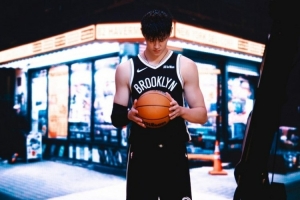 曾凡博晒身穿篮网球衣照:由衷感谢大家 我会去全力追赶这个夏天 曾凡博晒身穿篮网球衣照:由衷感谢大家 我会去全力追赶这个夏天