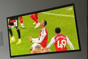 密切关注队友表现!马杜埃凯晒看球照,称赞加布里埃尔为“野兽” 密切关注队友表现!马杜埃凯晒看球照,称赞加布里埃尔为“野兽”