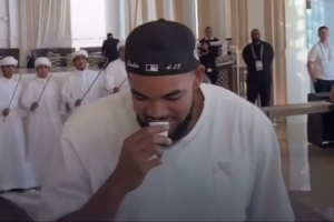 载歌载舞!尼克斯全队抵达阿布扎比 受到当地热烈欢迎 载歌载舞!尼克斯全队抵达阿布扎比 受到当地热烈欢迎