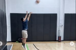 😍三分手型不错!Shams更新社媒晒自己在休赛期打球视频 😍三分手型不错!Shams更新社媒晒自己在休赛期打球视频