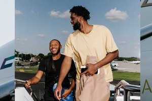 出发!76人晒球员登机照 启程阿布扎比备战季前赛 出发!76人晒球员登机照 启程阿布扎比备战季前赛