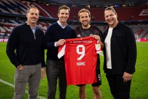 NFL传奇球星曼宁造访拜仁俱乐部,获赠凯恩的签名球衣 NFL传奇球星曼宁造访拜仁俱乐部,获赠凯恩的签名球衣