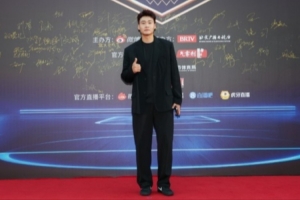 赵睿现身微博篮球之夜红毯!一身黑西服帅气登场! 赵睿现身微博篮球之夜红毯!一身黑西服帅气登场!