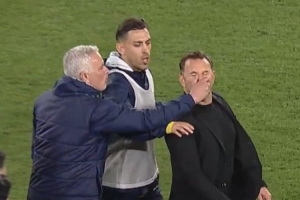 布鲁克再谈被穆帅捏鼻子:我承认我倒地有点夸张,没想到他会这样 布鲁克再谈被穆帅捏鼻子:我承认我倒地有点夸张,没想到他会这样