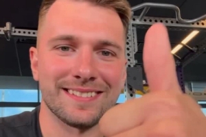 竖起大拇指!湖人官方晒东契奇和八村塁媒体日自拍 向球迷问好 竖起大拇指!湖人官方晒东契奇和八村塁媒体日自拍 向球迷问好