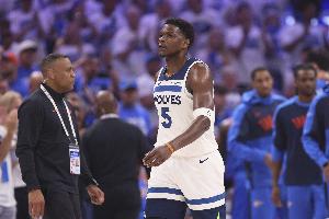 芬奇:华子现在更注重看录像和塑形 相信他具备竞争MVP的潜力 芬奇:华子现在更注重看录像和塑形 相信他具备竞争MVP的潜力