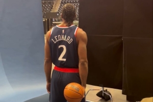 不受阴阳合同风波影响!莱昂纳德出席快船媒体日 摆造型拍定妆照 不受阴阳合同风波影响!莱昂纳德出席快船媒体日 摆造型拍定妆照