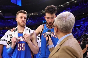 切特:休赛期每支球队都想变强 我和哈滕的组合取得了进步 切特:休赛期每支球队都想变强 我和哈滕的组合取得了进步