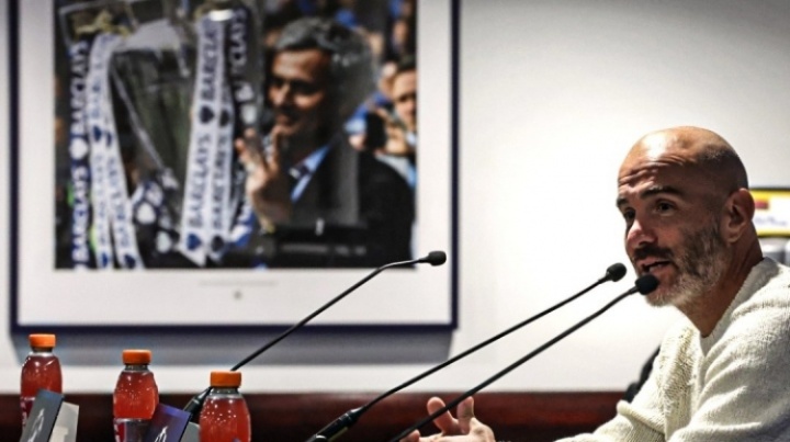 传奇回家!马雷斯卡发布会现场,墙上的照片正是穆帅英超第3冠 传奇回家!马雷斯卡发布会现场,墙上的照片正是穆帅英超第3冠