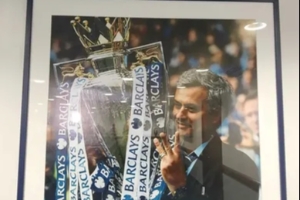 3座英超冠军!斯坦福桥发布厅挂的这3张照片,令穆里尼奥点名称赞 3座英超冠军!斯坦福桥发布厅挂的这3张照片,令穆里尼奥点名称赞