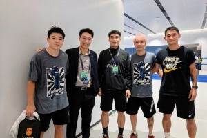 徐彬晒与郑智、张修维、廖力生合影:永远是最好的广州队 徐彬晒与郑智、张修维、廖力生合影:永远是最好的广州队