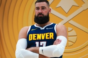 戈登&新援瓦兰领衔 掘金众将手拿铁镐拍摄新赛季定妆照 戈登&新援瓦兰领衔 掘金众将手拿铁镐拍摄新赛季定妆照