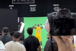 万众瞩目!詹姆斯媒体日在绿幕前拍摄特效画面 万众瞩目!詹姆斯媒体日在绿幕前拍摄特效画面