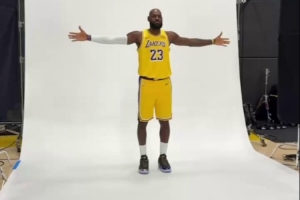 NBA官推晒詹姆斯拍摄定妆照:LBJ参加史无前例的第23个媒体日! NBA官推晒詹姆斯拍摄定妆照:LBJ参加史无前例的第23个媒体日!