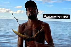 亚当斯:钓到那条大金枪鱼时我感觉像夺冠了 而杜兰特却面无表情 亚当斯:钓到那条大金枪鱼时我感觉像夺冠了 而杜兰特却面无表情