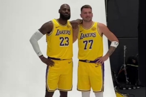 满分组合第2季!NBA官推晒詹姆斯&东契奇合拍新赛季定妆照 满分组合第2季!NBA官推晒詹姆斯&东契奇合拍新赛季定妆照