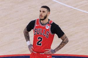 米切尔:鲍尔是个顶级防守者 他的防守心态让我对他敬佩不已 米切尔:鲍尔是个顶级防守者 他的防守心态让我对他敬佩不已