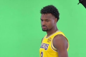 生涯第2季!媒体晒布朗尼拍摄新赛季定妆照 生涯第2季!媒体晒布朗尼拍摄新赛季定妆照