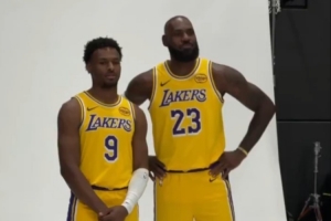 父子组合第二年!媒体日詹姆斯和布朗尼一起拍摄定妆照 父子组合第二年!媒体日詹姆斯和布朗尼一起拍摄定妆照