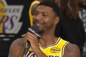 斯玛特:防守是我的使命 这是卢卡招募我的原因也是JJ对我的期待 斯玛特:防守是我的使命 这是卢卡招募我的原因也是JJ对我的期待