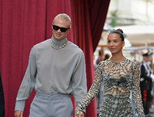 甜😋哈兰德谈女友：一开始她先给我发信息；晚上我做饭她玩游戏