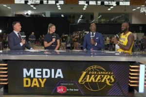 湖人记者问詹姆斯明年媒体日能否再见面?詹姆斯笑答:也许吧 湖人记者问詹姆斯明年媒体日能否再见面?詹姆斯笑答:也许吧