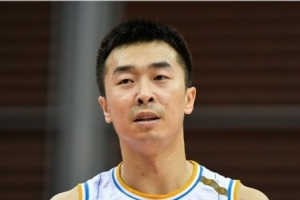 杨毅:王骁辉带首钢青年队输了气得够呛 在场边摔战术板 杨毅:王骁辉带首钢青年队输了气得够呛 在场边摔战术板