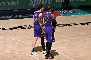 里夫斯:和布朗尼打过高尔夫 他父子俩对决我会下注给布朗尼 里夫斯:和布朗尼打过高尔夫 他父子俩对决我会下注给布朗尼