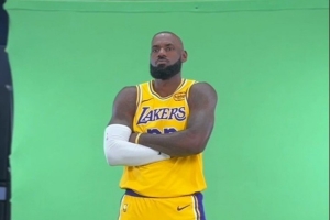 意气风发!詹姆斯和东契奇分别在绿幕前拍摄新赛季定妆照 意气风发!詹姆斯和东契奇分别在绿幕前拍摄新赛季定妆照