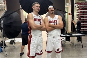 哈克斯与约维奇合影疯狂踮脚!约维奇:他永远不可能和我一样高! 哈克斯与约维奇合影疯狂踮脚!约维奇:他永远不可能和我一样高!