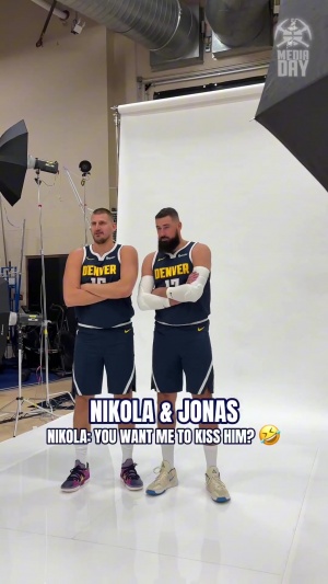 暗生情愫?约基奇靠着瓦兰肩膀合照:要我亲他吗?然后娇羞捂脸 暗生情愫?约基奇靠着瓦兰肩膀合照:要我亲他吗?然后娇羞捂脸