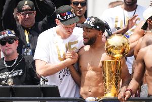 布鲁斯-布朗:我和很多超巨合作过 约基奇能让比赛变得最简单 布鲁斯-布朗:我和很多超巨合作过 约基奇能让比赛变得最简单