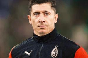 38岁加盟米兰?记者:塔雷接触莱万经纪人,探索明夏签他的可能性 38岁加盟米兰?记者:塔雷接触莱万经纪人,探索明夏签他的可能性