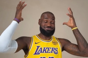 超过70名球员在你NBA首秀后出生?詹姆斯做搞怪表情难以置信 超过70名球员在你NBA首秀后出生?詹姆斯做搞怪表情难以置信