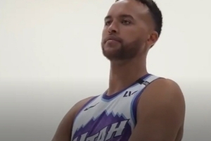 爵士新援亮相媒体日 李凯尔&乐福&努尔基奇身穿经典战袍拍定妆照 爵士新援亮相媒体日 李凯尔&乐福&努尔基奇身穿经典战袍拍定妆照