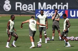 凯拉特主席:皇马的到来扩展了欧洲足球的边界,整座城市将会停摆 凯拉特主席:皇马的到来扩展了欧洲足球的边界,整座城市将会停摆