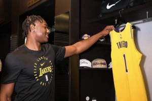 湖人新秀阿杜:膝盖没完全康复&还有肿胀 暂时不能参加训练营 湖人新秀阿杜:膝盖没完全康复&还有肿胀 暂时不能参加训练营