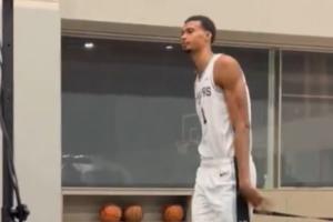 还再长高?!文班本赛季注册身高为7尺4 上赛季为7尺3! 还再长高?!文班本赛季注册身高为7尺4 上赛季为7尺3!