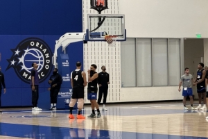 3月份左膝手术!莫斯利:萨格斯今天完成了所有非对抗训练项目 3月份左膝手术!莫斯利:萨格斯今天完成了所有非对抗训练项目